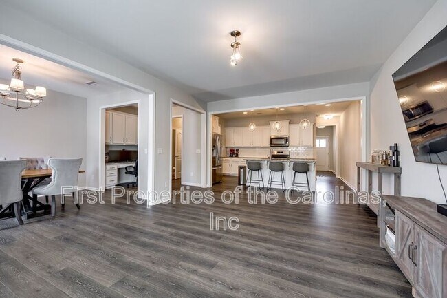 Building Photo - 7545 Hartsfield Dr