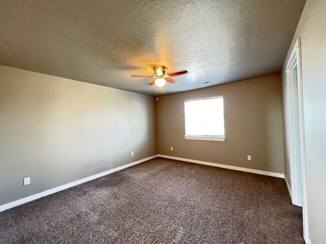 Building Photo - West Richland Home On 0.32 Acres