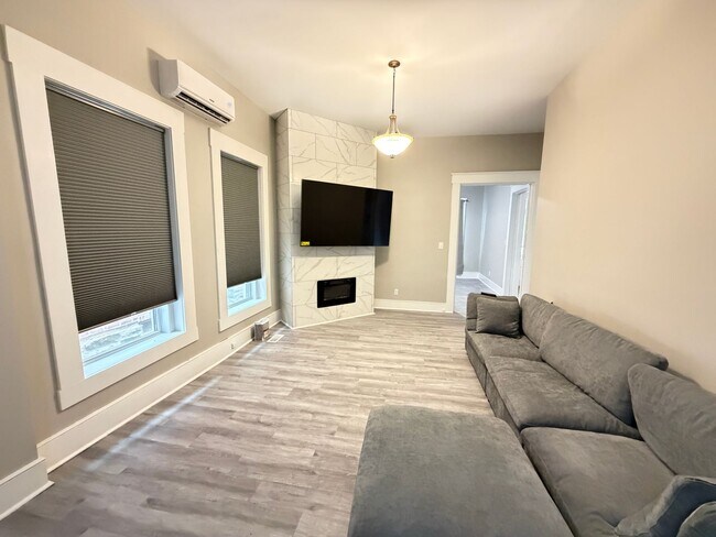 Building Photo - Huge 4 Bed and 2.5 Bath Home!