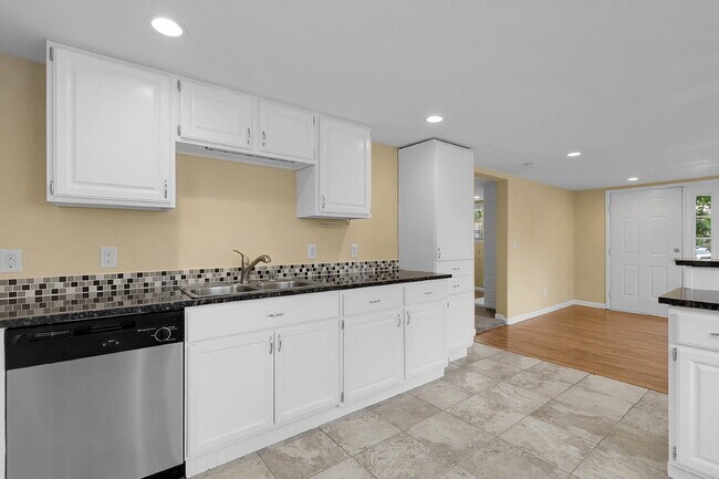 Building Photo - $1,795.95 - 2 Bed, 1 Bath Duplex Unit in Littleton with Fenced in yard, and In Unit Laundry!