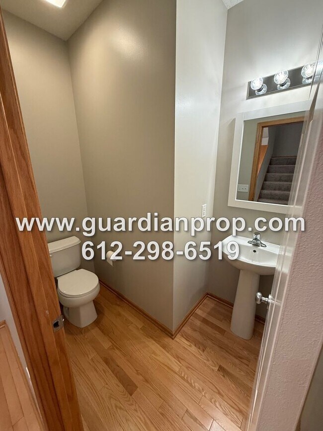 Building Photo - Townhouse in The Lakes of Blaine Available Now, New Appliances & Carpet, Bonus Room, Balcony