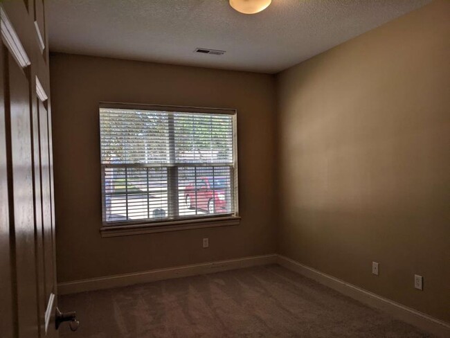 Building Photo - 3 Bedroom, 2 Bath Condo with Garage in Uni...