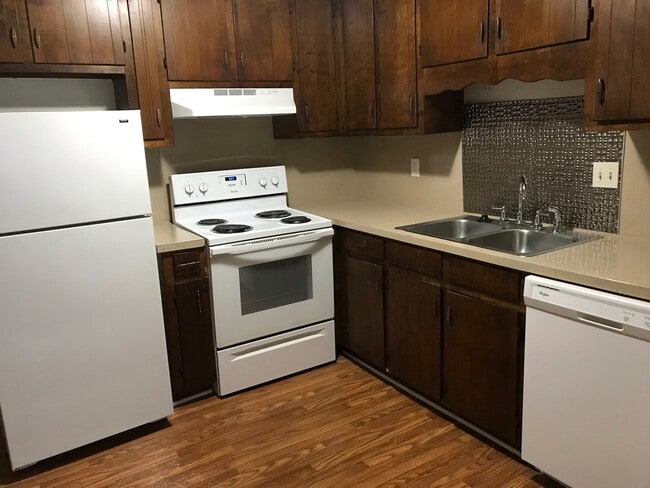 Building Photo - Adorable Townhome