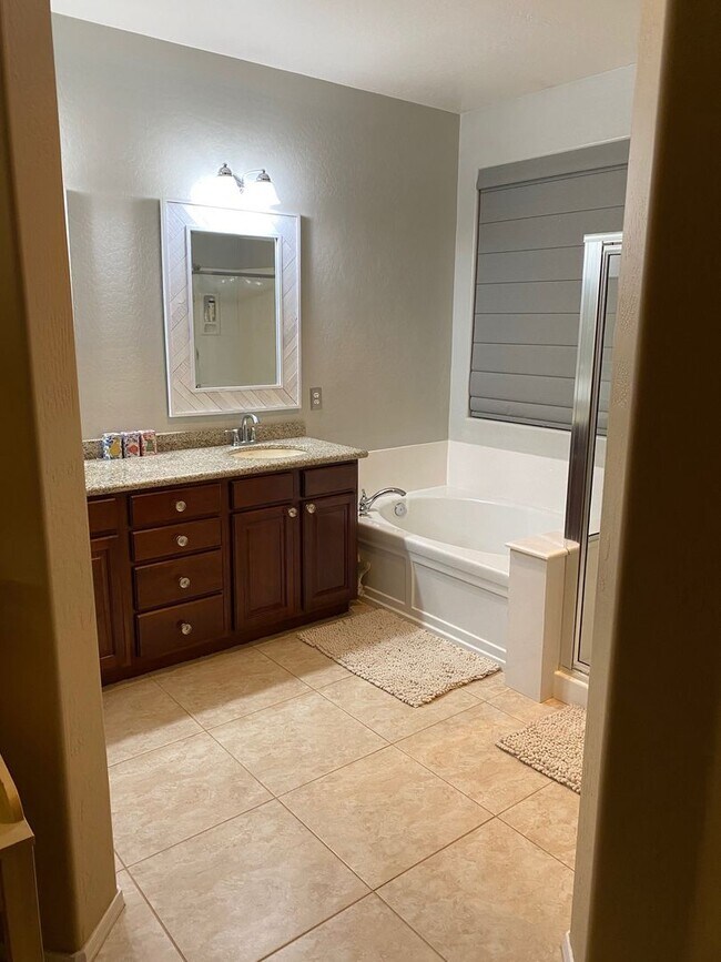 Building Photo - Upgraded and Spacious 5 Bed/3 Bath in Northwest Phoenix