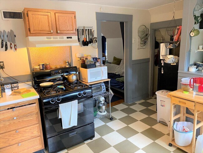 Building Photo - 211 Summer St