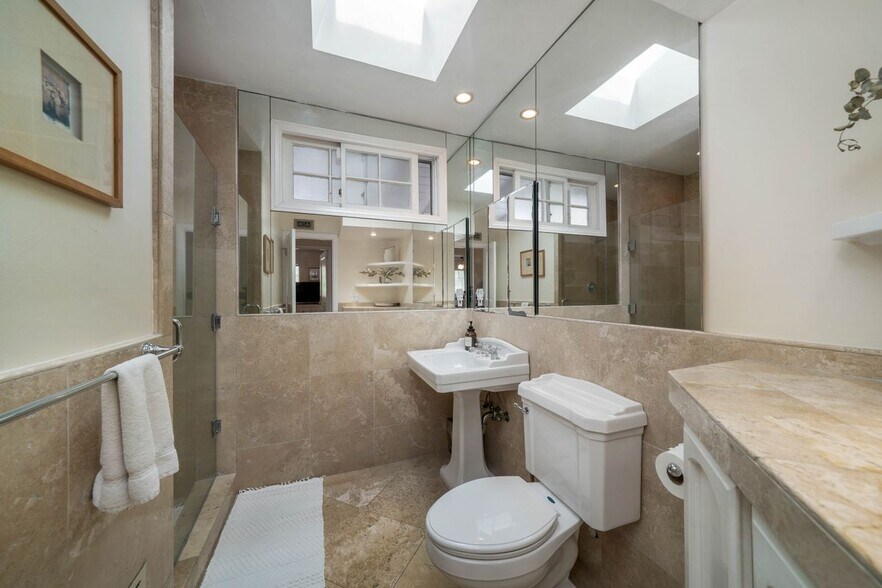Building Photo - 4571 Canoga Dr