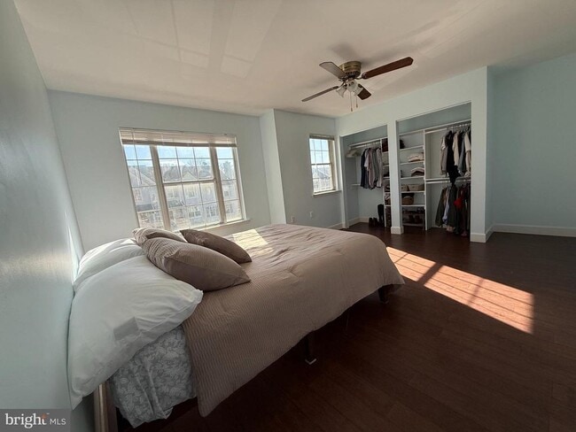 Building Photo - 8702 Village Green Ct