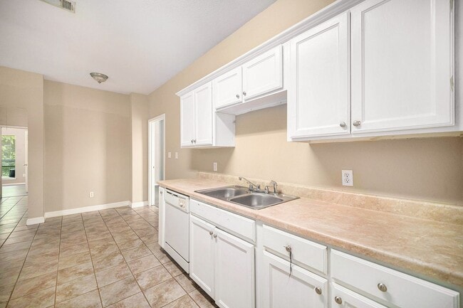 Building Photo - Beautifully Crafted 3 bed 2 bath duplex lo...