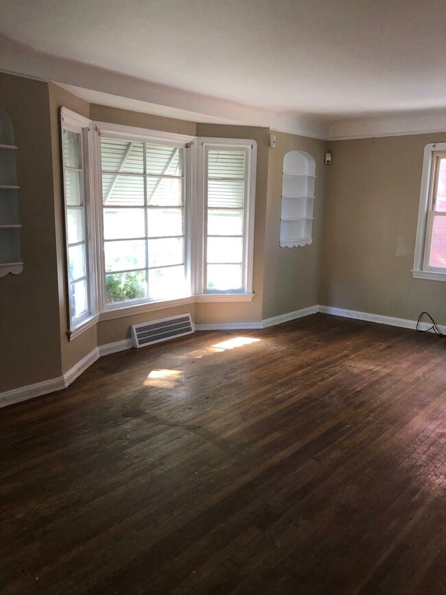 Building Photo - SECTION 8 WELCOME – Cozy & Updated 3-Bedroom!