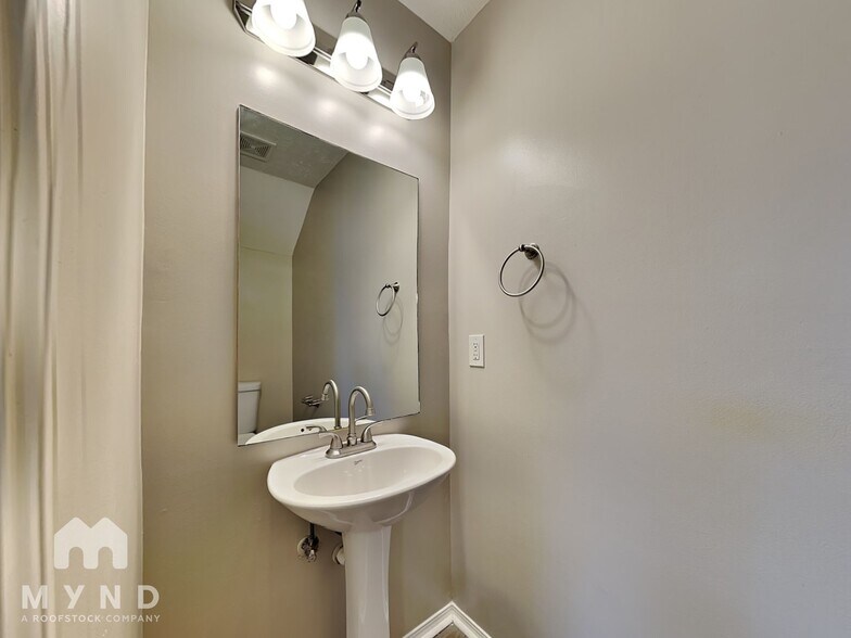 Building Photo - 2838 Creekbend Dr