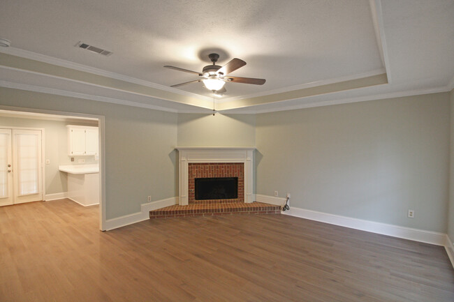 Building Photo - 320 Hawthorne Dr