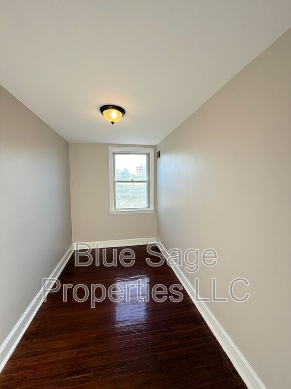 Building Photo - 902 Maple Ave