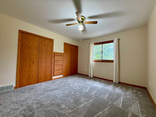 Building Photo - 7900 E Cedar Lake Dr