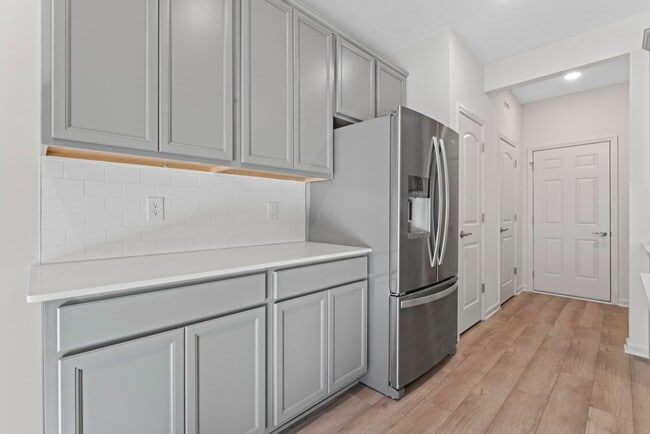 Building Photo - Luxury Townhome, Fishers Schools, Minutes from Shopping, Restaurants, and City Parks!