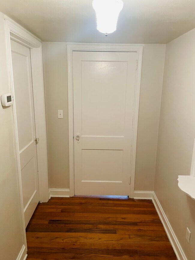 Building Photo - Quiet and provate location near TMH