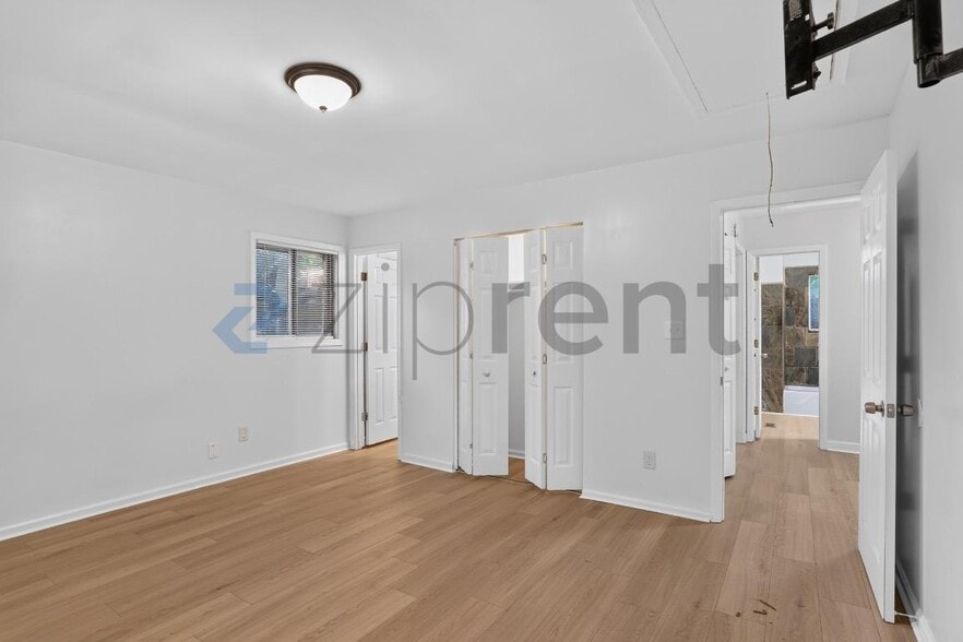 Building Photo - Unit
