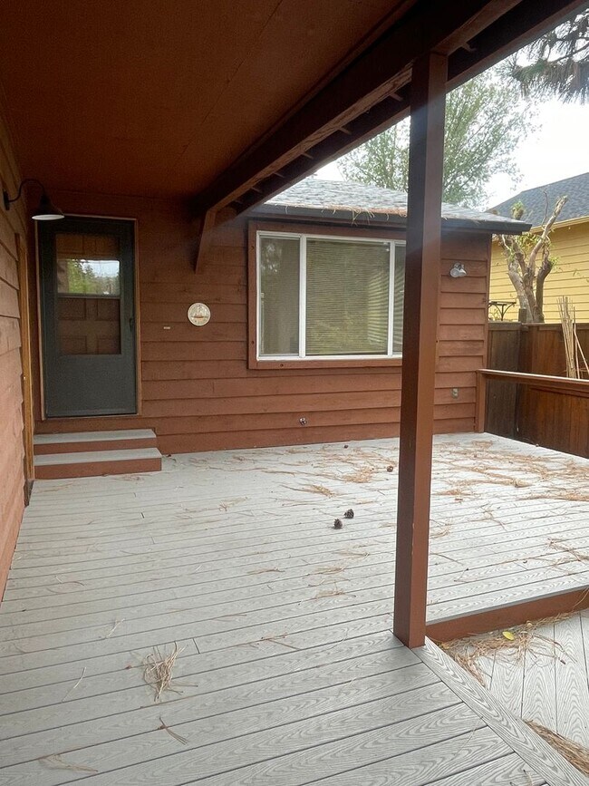 Building Photo - NW BEND Bungalow