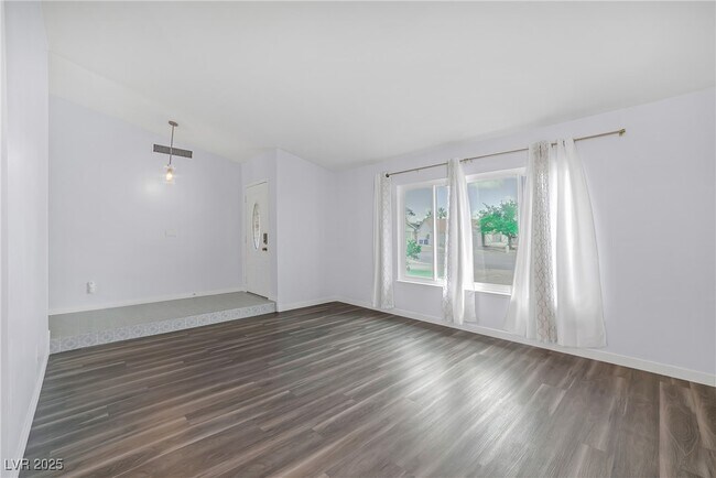 Building Photo - 727 Barrie Ct
