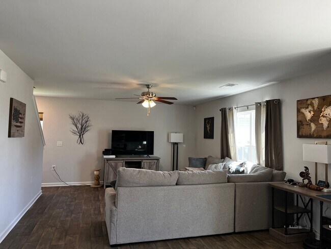 Building Photo - Beautiful 2 story home in the new Lake Tyl...