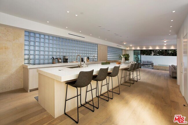 Building Photo - 508 N Sweetzer Ave