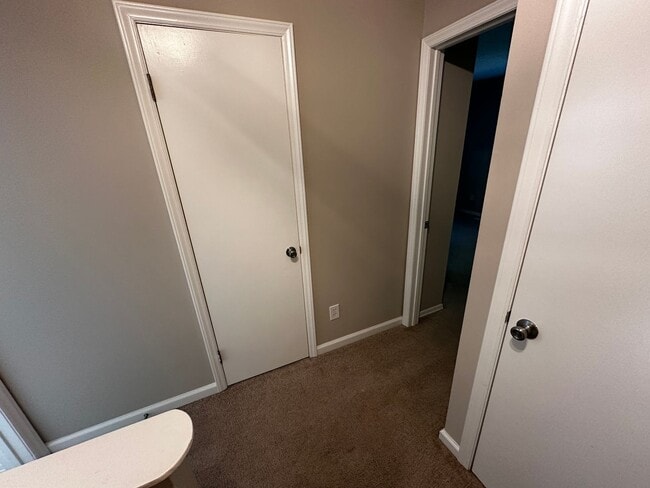 Building Photo - Convenient Townhome just off Lawndale Dr i...