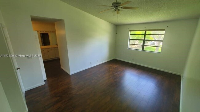 Building Photo - 9073 Vineyard Lake Dr