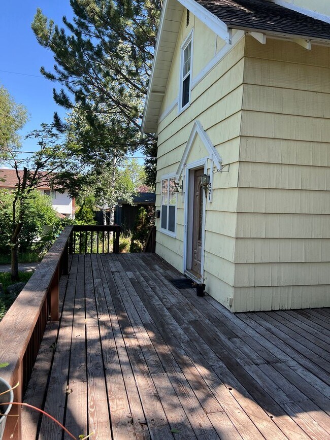 Building Photo - Charming 5 Bed, 2 bath home in the heart of Rexburg with detached 3 CAR GARAGE!!!!