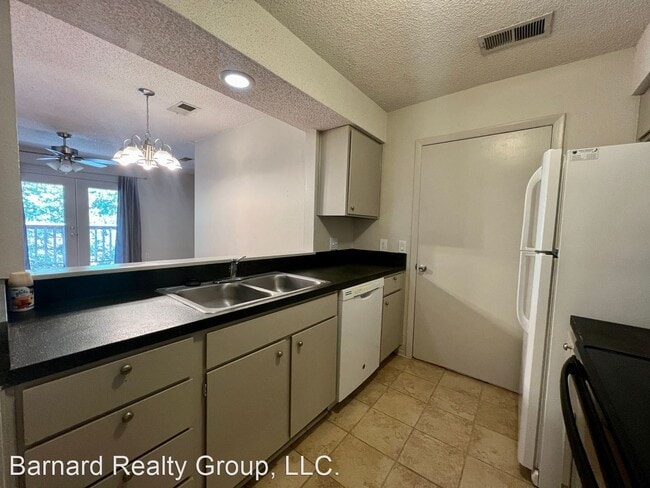 Building Photo - 2 br, 1 bath House - 402 Fredericksburg #1...