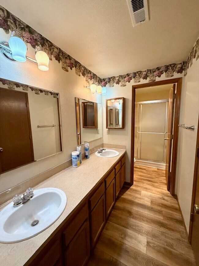 Building Photo - Lovely NE 3 Bedroom Home w/Large Yard & Mowing Included!