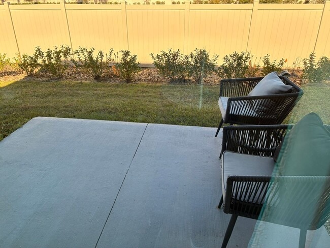 Building Photo - 3 bedroom, 2.5 bath Townhome