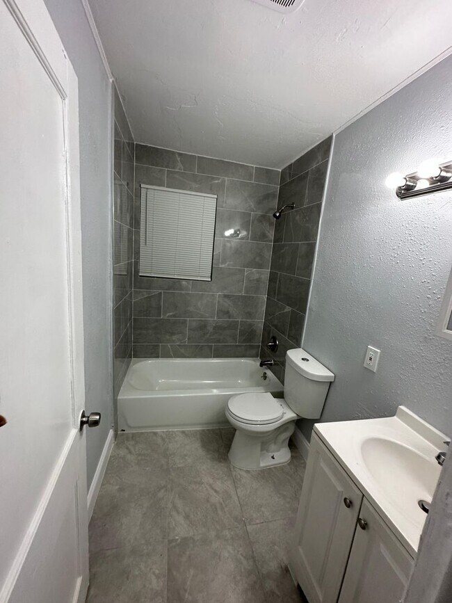 Building Photo - Fully Renovated 3/1.5 Available for Immedi...