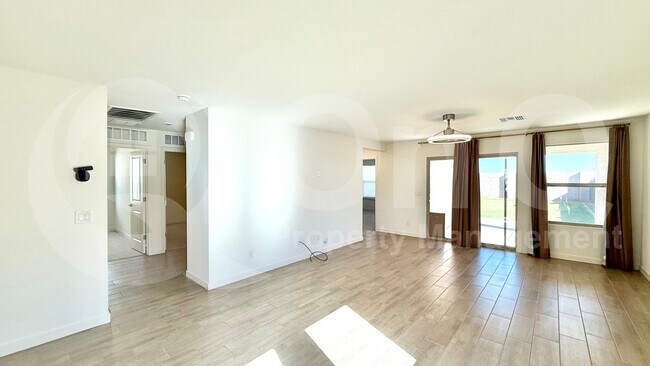 Building Photo - 1642 W Pima Ave