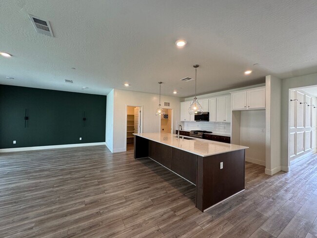 Building Photo - 601 Wishon Ave W