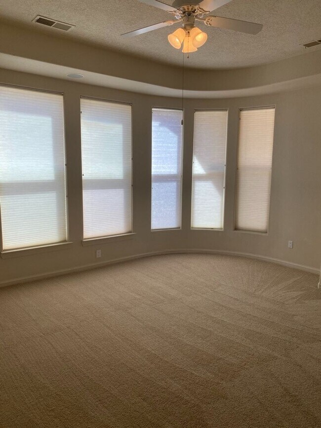 Building Photo - Beautiful 4 bedroom 3.75 bath in gated com...