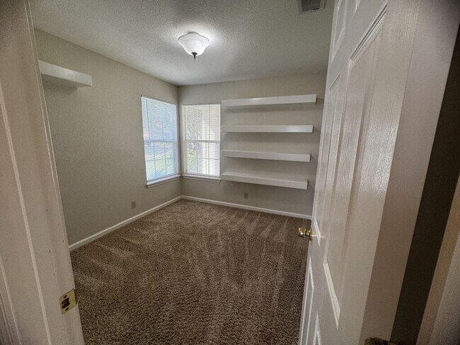 Building Photo - Riverbank