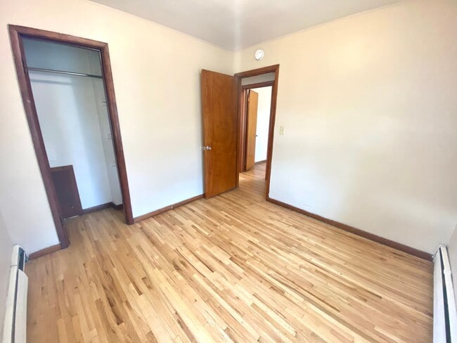 Building Photo - 4 Bed 2 Bath Home!