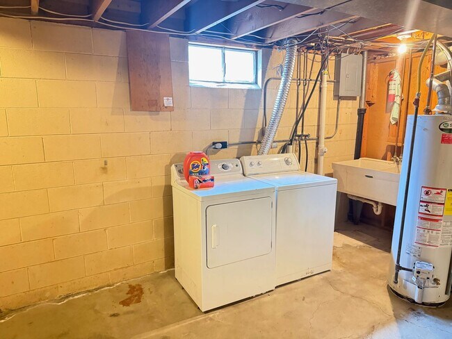 Building Photo - Extremely sharp 3 BR home in Normal