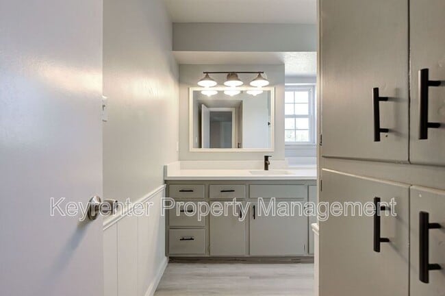 Building Photo - 1309 Crown Point Ave
