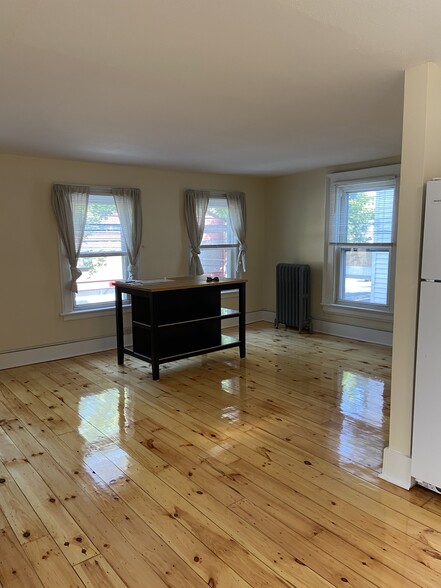 Living/Dining Area - 842 State St