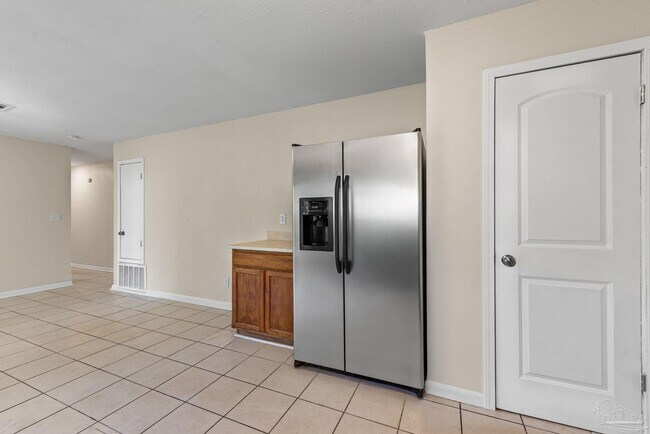 Building Photo - 1221 Albuquerque Cir