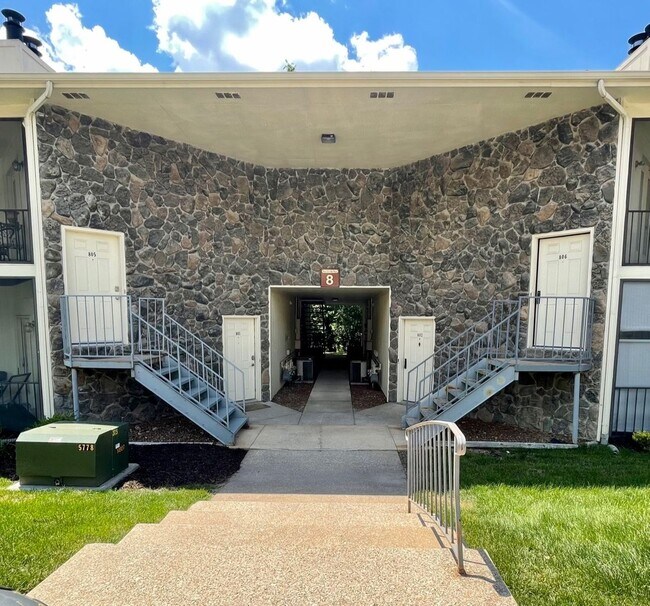 Building Photo - Secluded 2 Bed, 2 Bath Park De Ville Condo