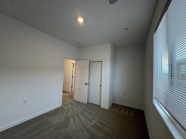 Building Photo - 997 Pioneer Dr W