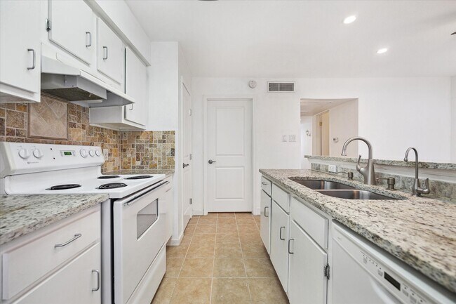 Building Photo - 5807 Beverly Hill St