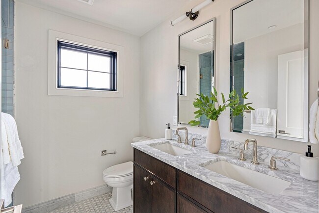 Building Photo - 421 Saratoga St