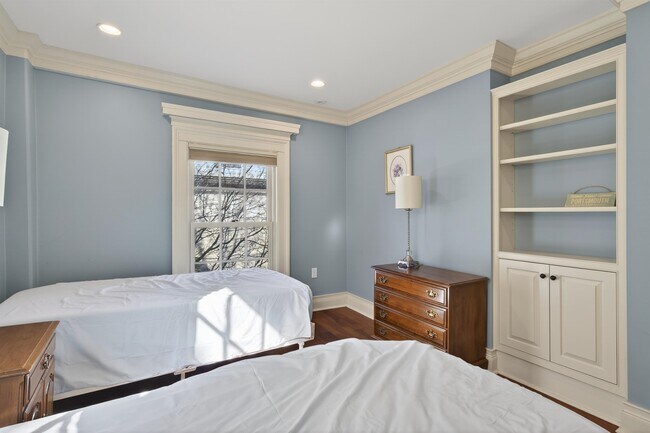 Building Photo - 7 Islington St