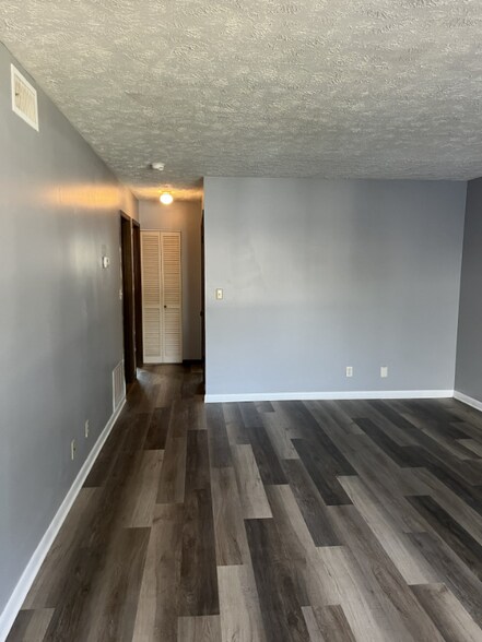 Building Photo - 650 E 12th St