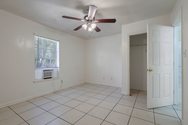 Building Photo - 4 bed 2 bath house, Walk to Stadium!! Available July 2026