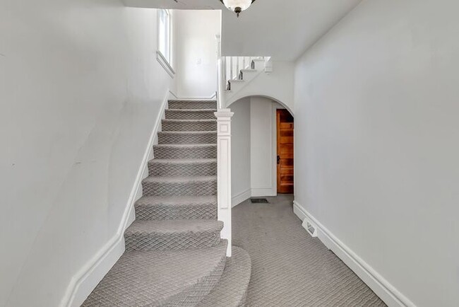 Building Photo - Renovated Upstairs 2-Bedroom, 2-Bath Apartment in Prime Downtown Location with 2 Office Spaces!