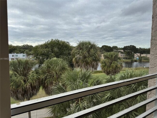 Building Photo - 1831 Sabal Palm Dr