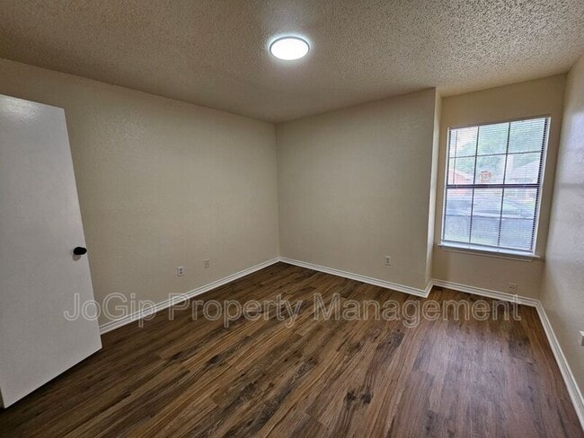 Building Photo - 311 Bryant Ln